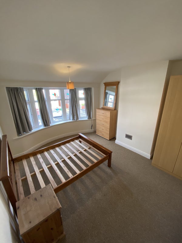 Room Delacourt Road in Manchester