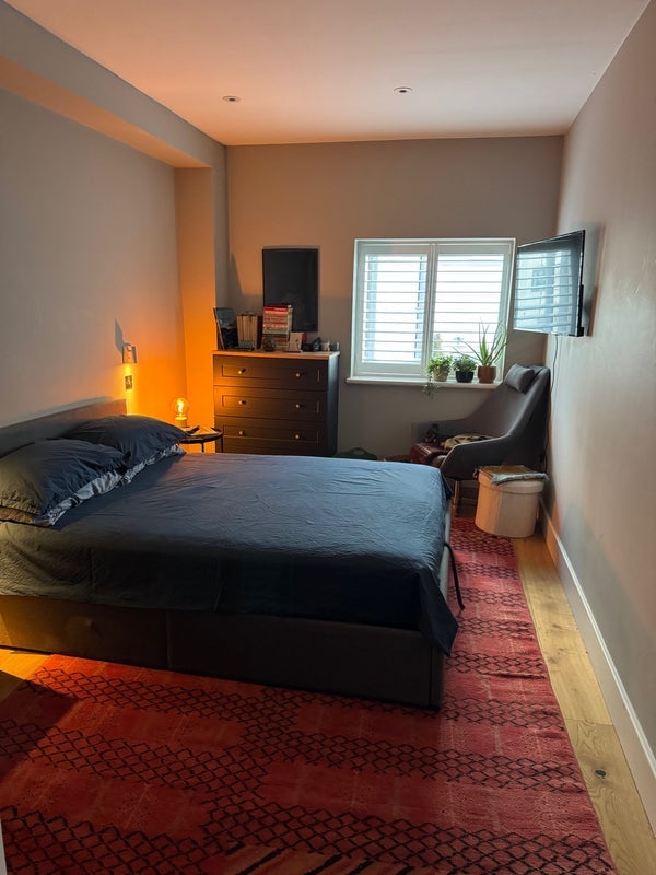 Room Allied Way in Greater London