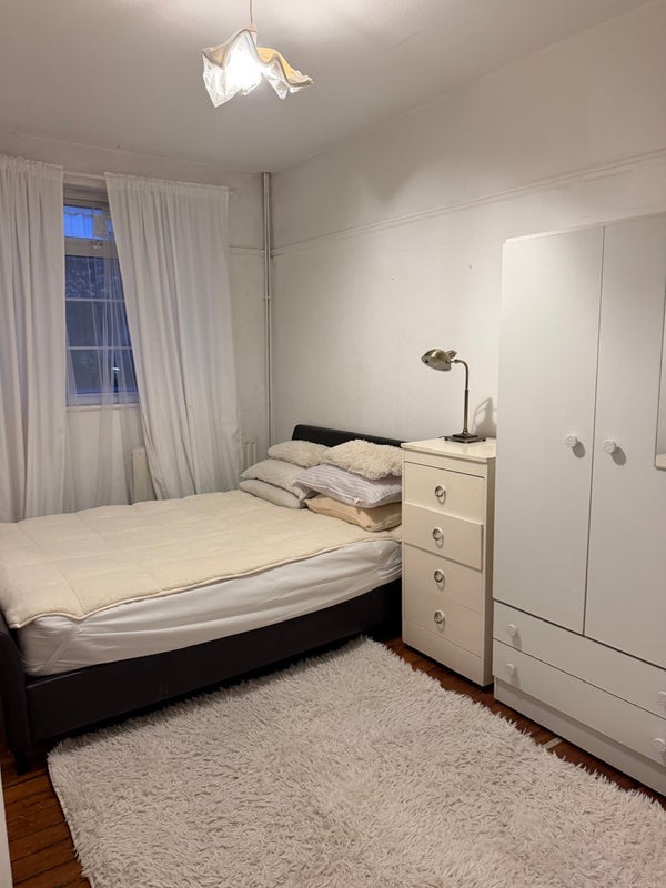 Room Elgin Road in Greater London