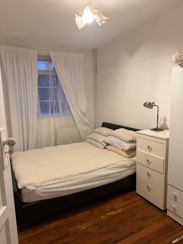 Room Elgin Road in Greater London