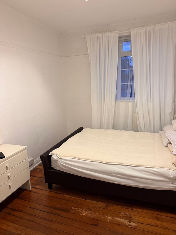 Room Elgin Road in Greater London