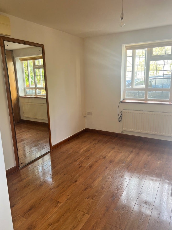 Flat Old Ruislip Road in Greater London
