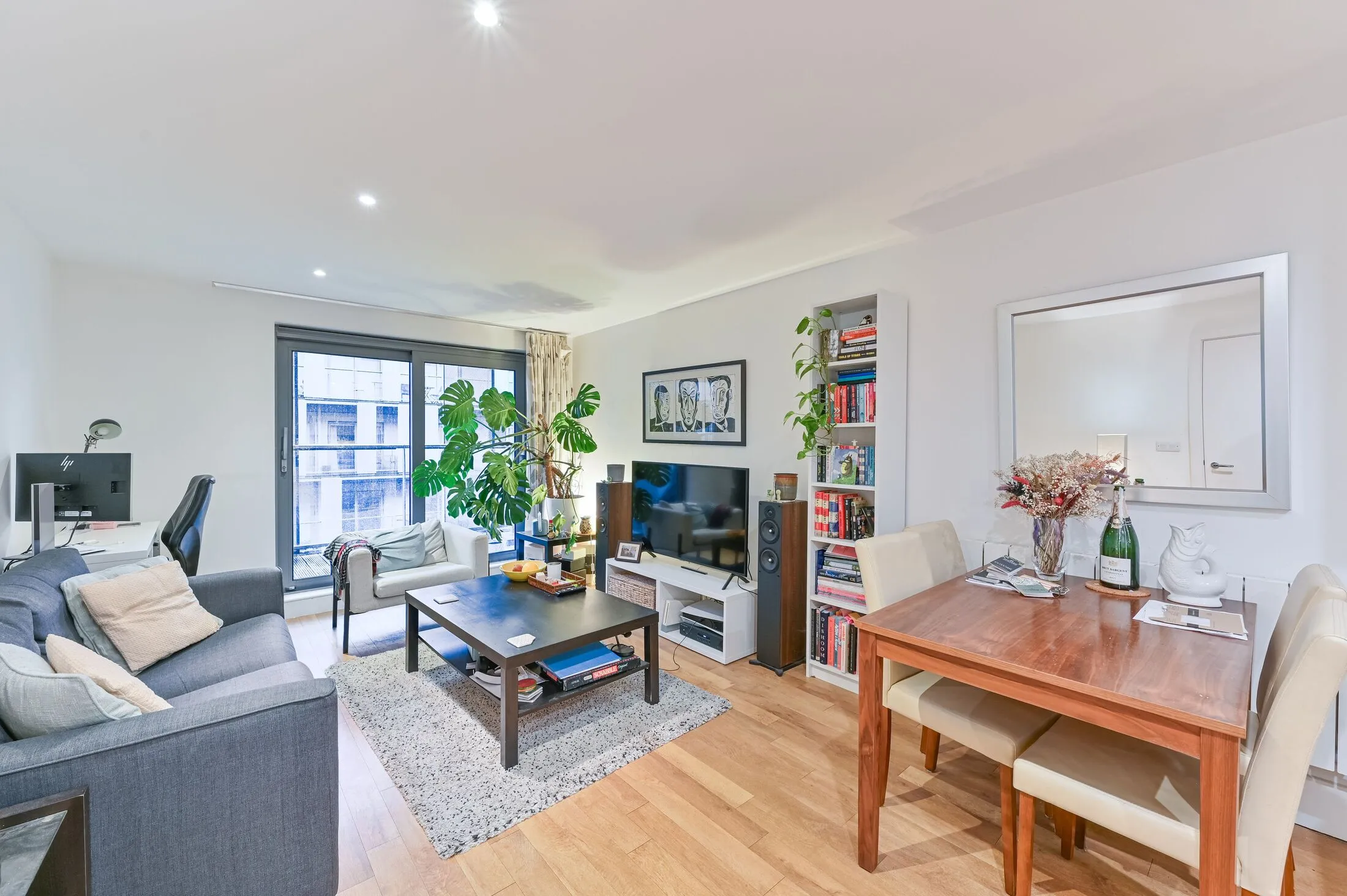 Flat Major Draper Square in Greater London