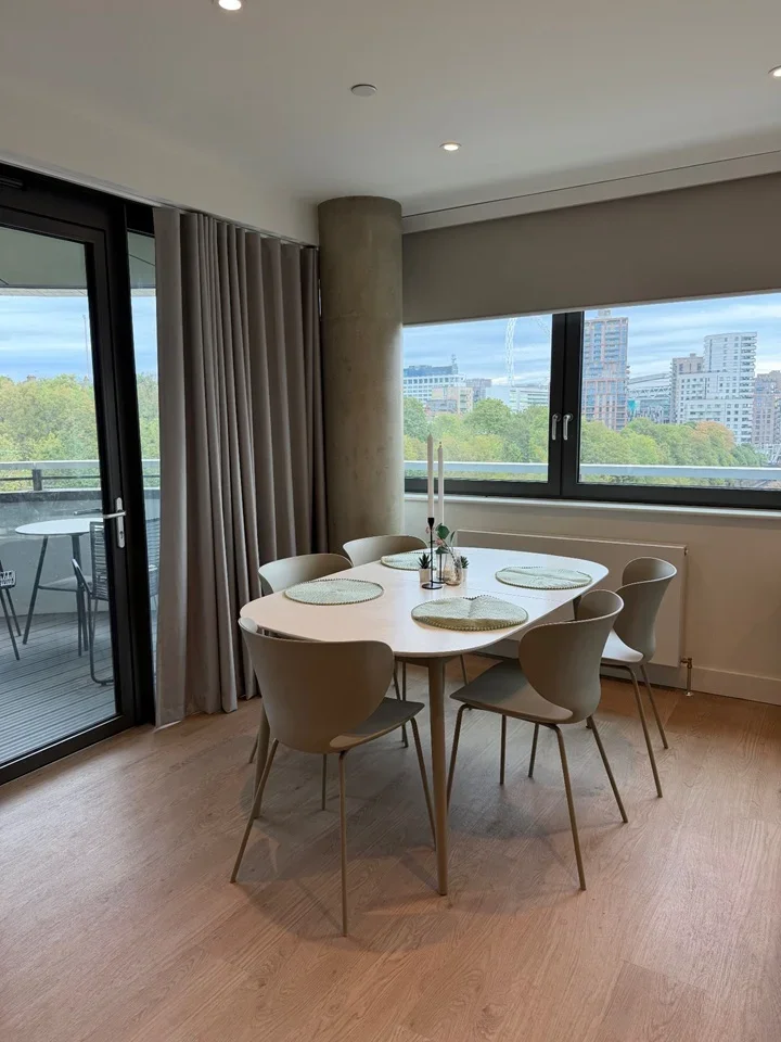 Room Park Lane in Greater London