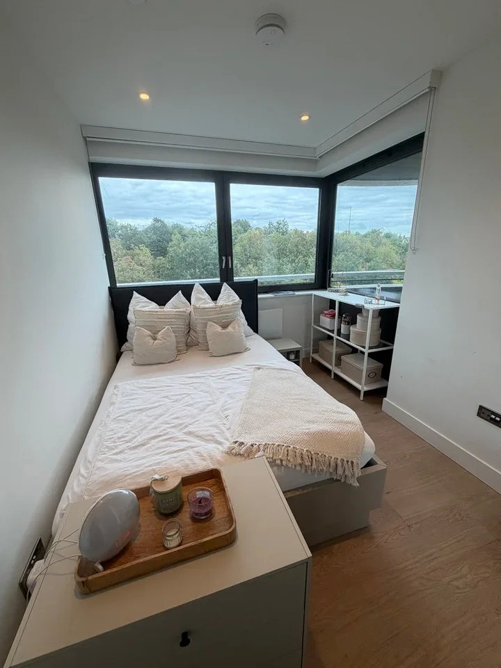 Room Park Lane in Greater London