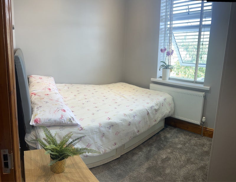 Room Meanley Road in Greater London