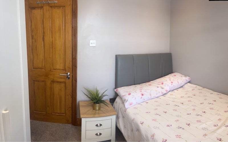 Room Meanley Road in Greater London