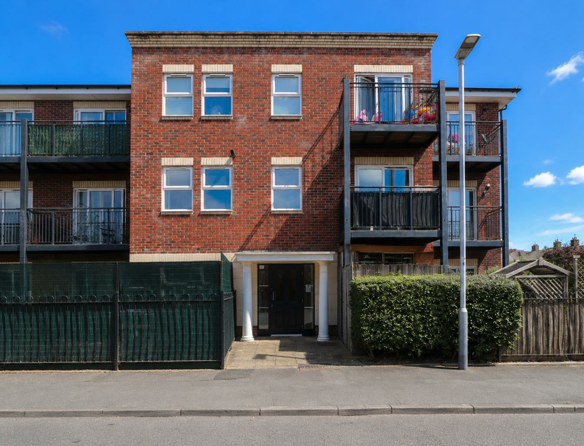 Flat Waterloo Road in Greater London