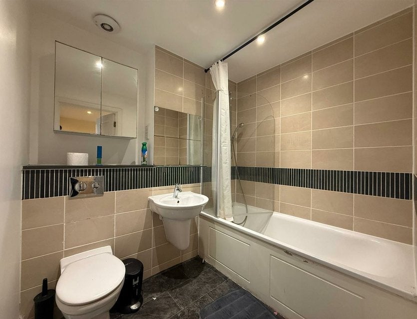 Flat Waterloo Road in Greater London