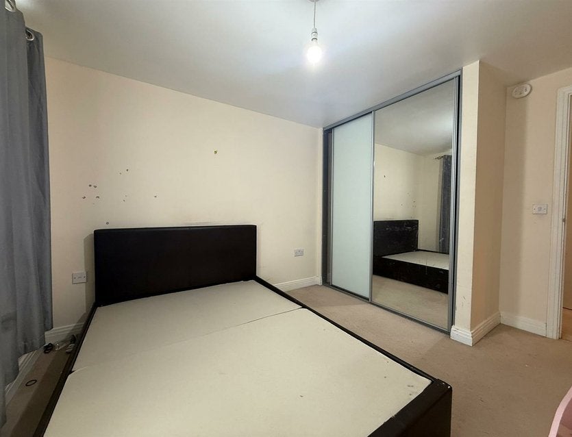 Flat Waterloo Road in Greater London