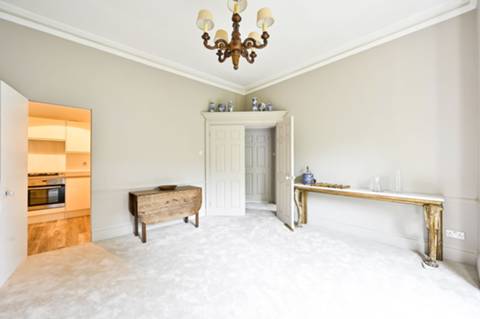 Flat Holland Gardens in London