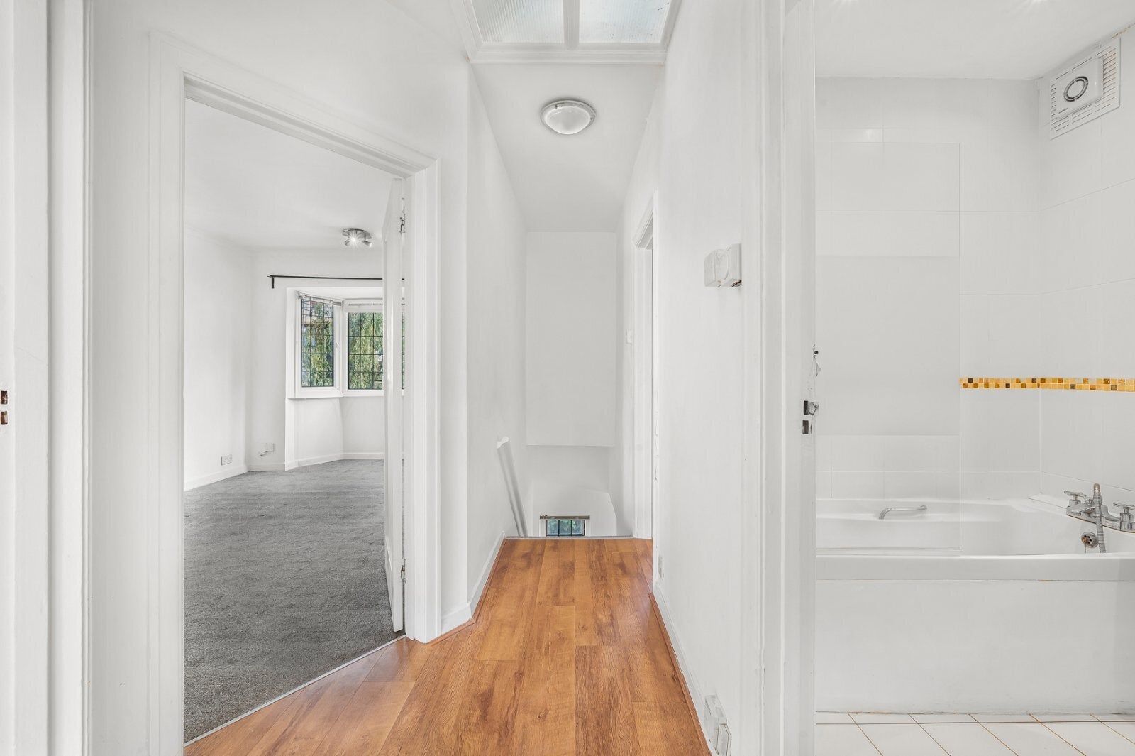 Flat Ravenscroft Road in Greater London