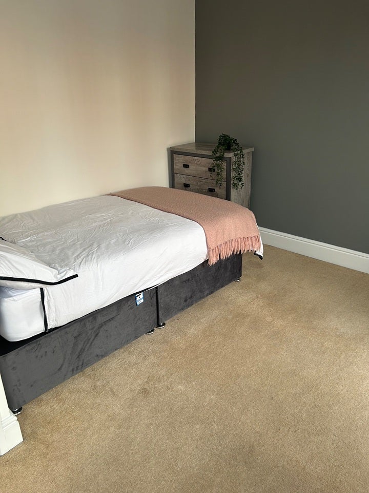 Room Woodville Road in Boston