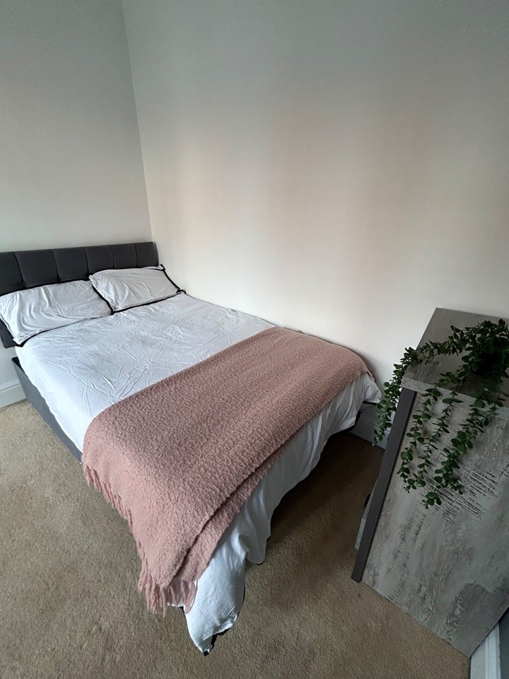 Room Woodville Road in Boston
