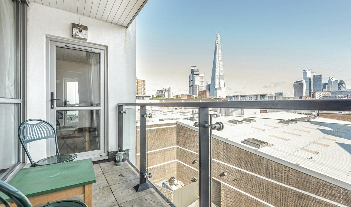 Flat Blue Lion Place in Greater London