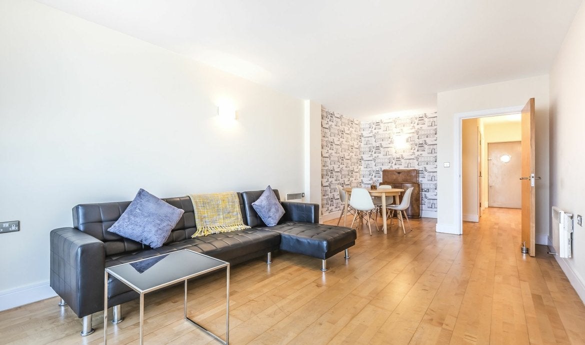 Flat Blue Lion Place in Greater London
