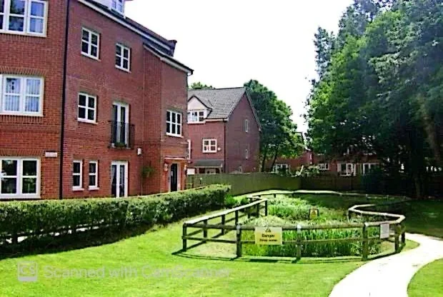 Flat Duxbury Gardens in Chorley