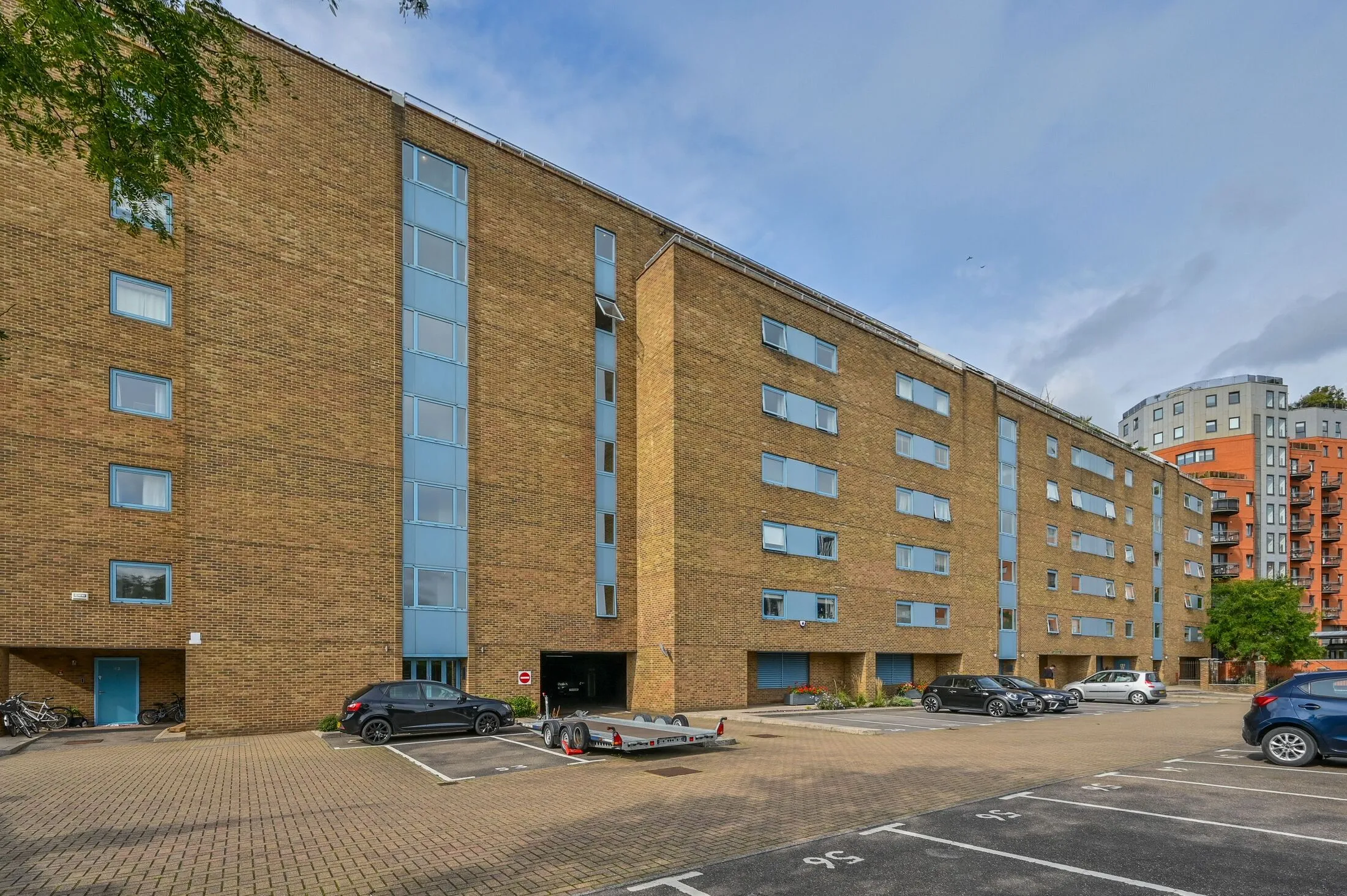 Flat Westferry Road in Greater London
