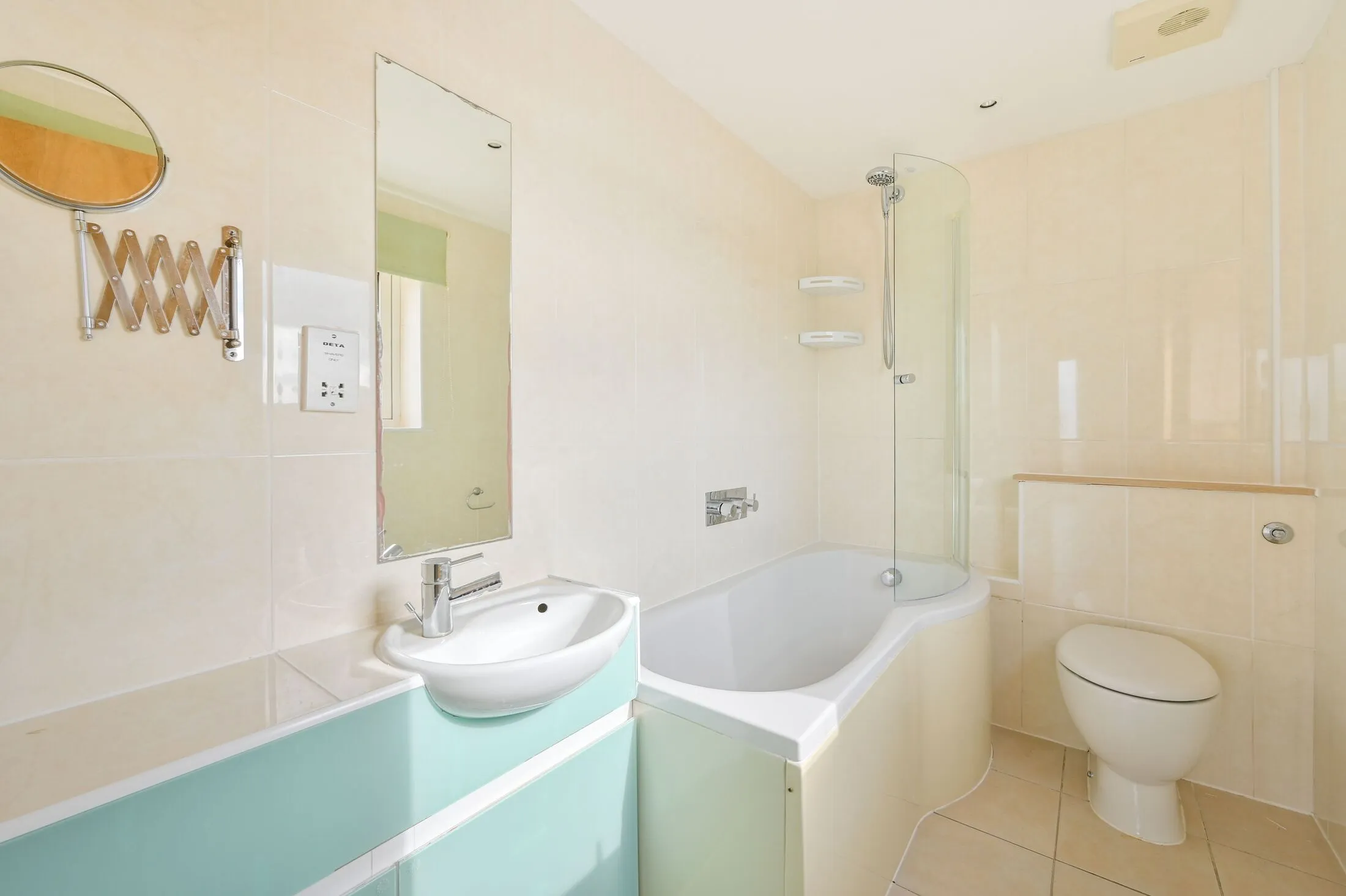 Flat Westferry Road in Greater London