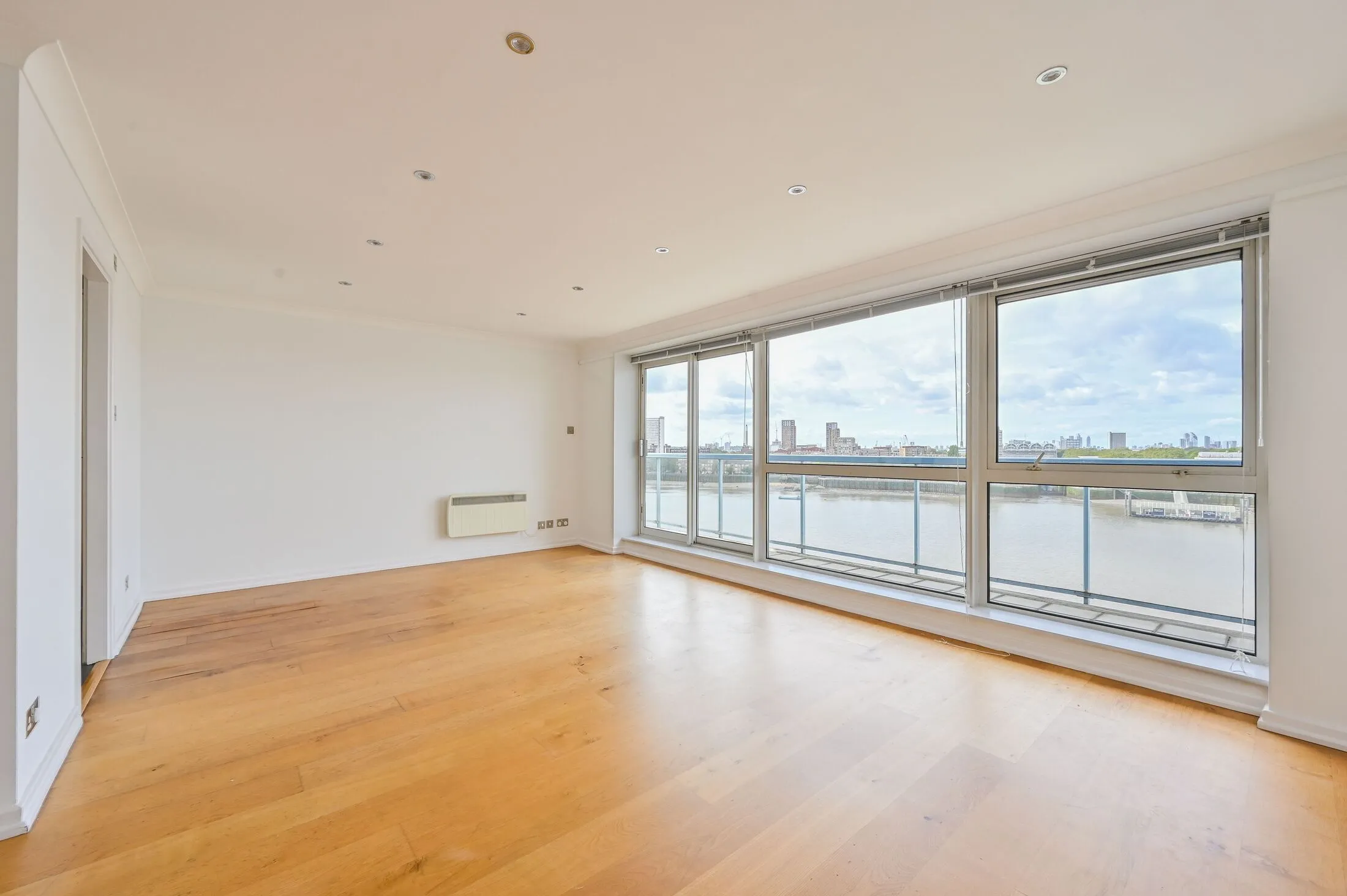 Flat Westferry Road in Greater London