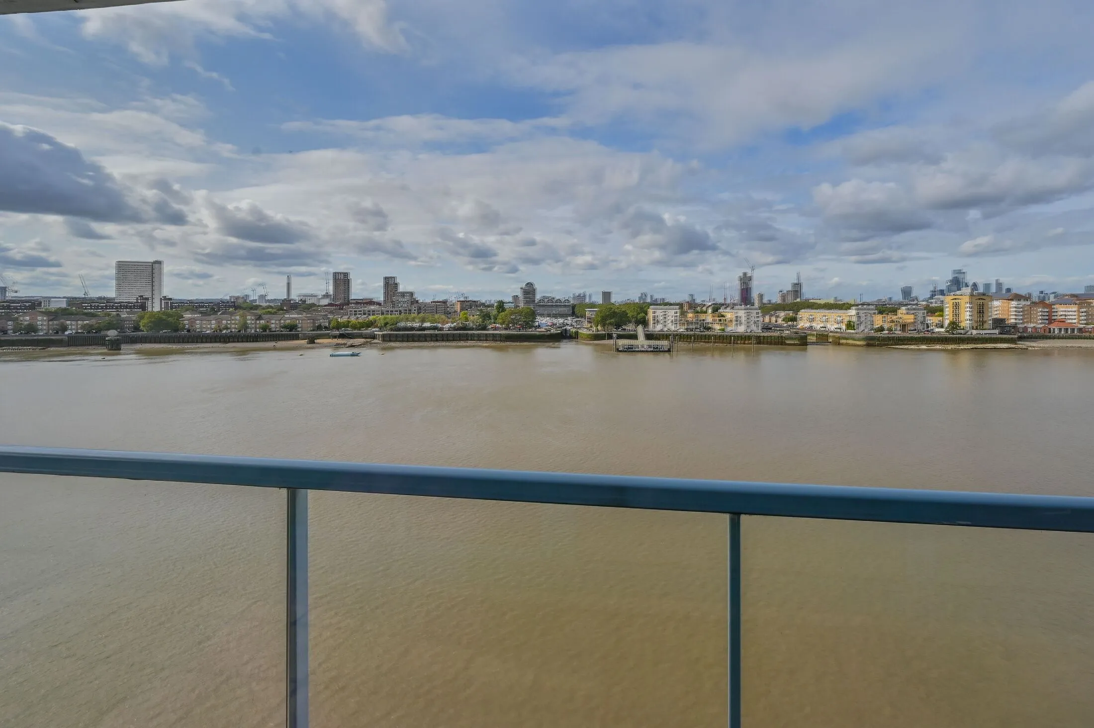 Flat Westferry Road in Greater London