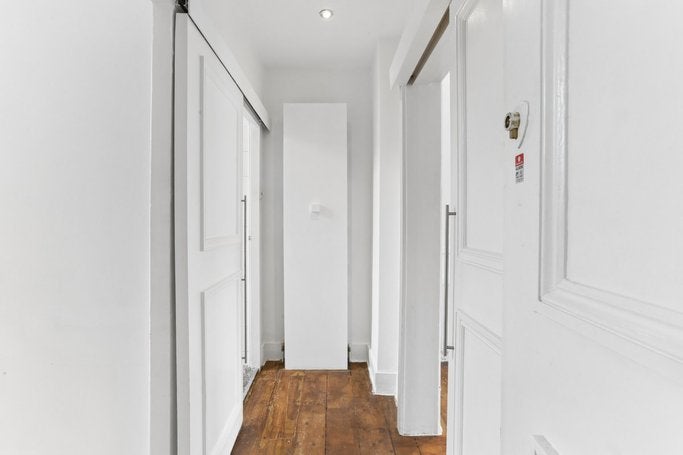 Flat Spring Street in City of Westminster