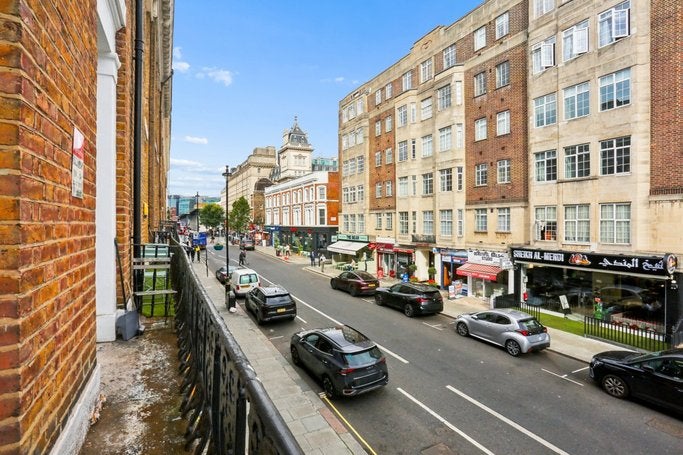 Flat Spring Street in City of Westminster
