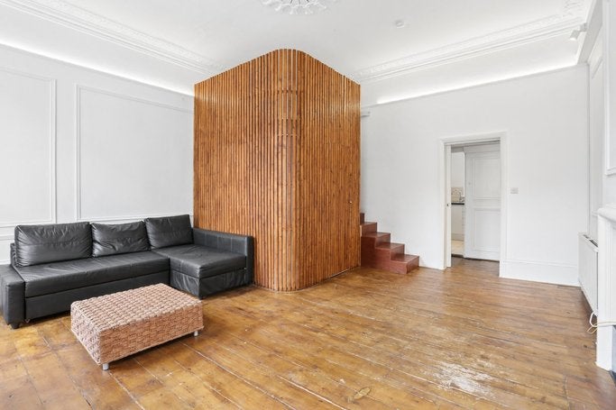 Flat Spring Street in City of Westminster