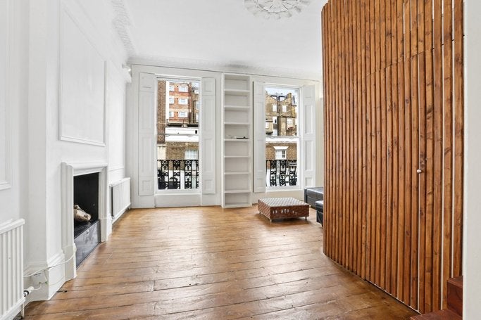 Flat Spring Street in City of Westminster