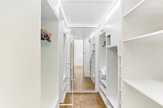 Flat Spring Street in City of Westminster