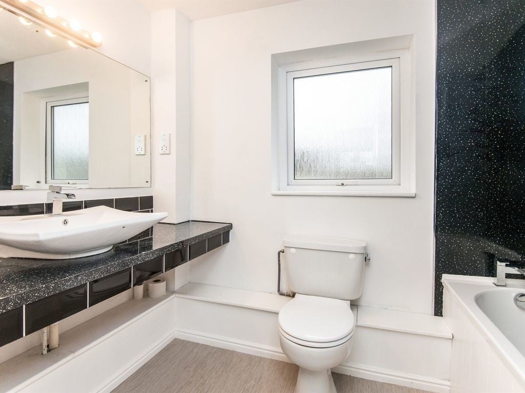 Flat Emblett Drive in Teignbridge