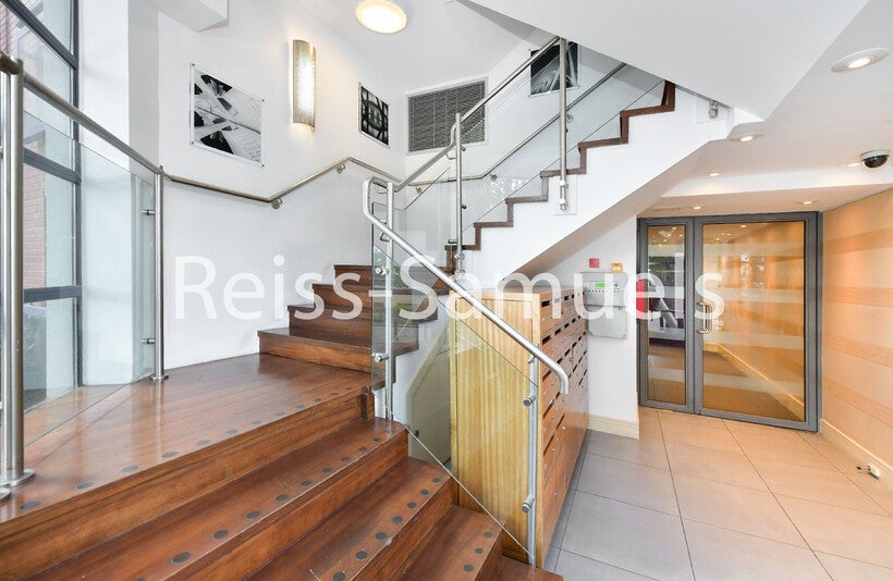 Flat Newton Place in Greater London