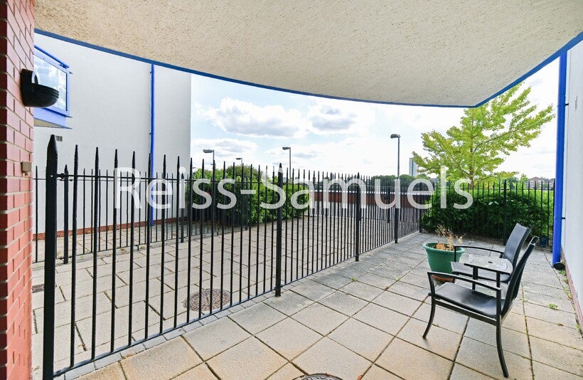 Flat Newton Place in Greater London