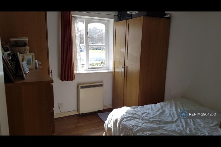 Flat Harlinger Street in Greater London