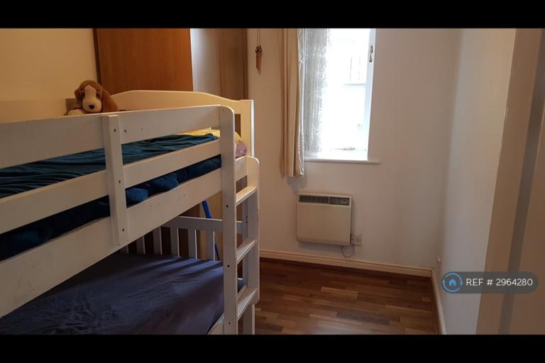 Flat Harlinger Street in Greater London