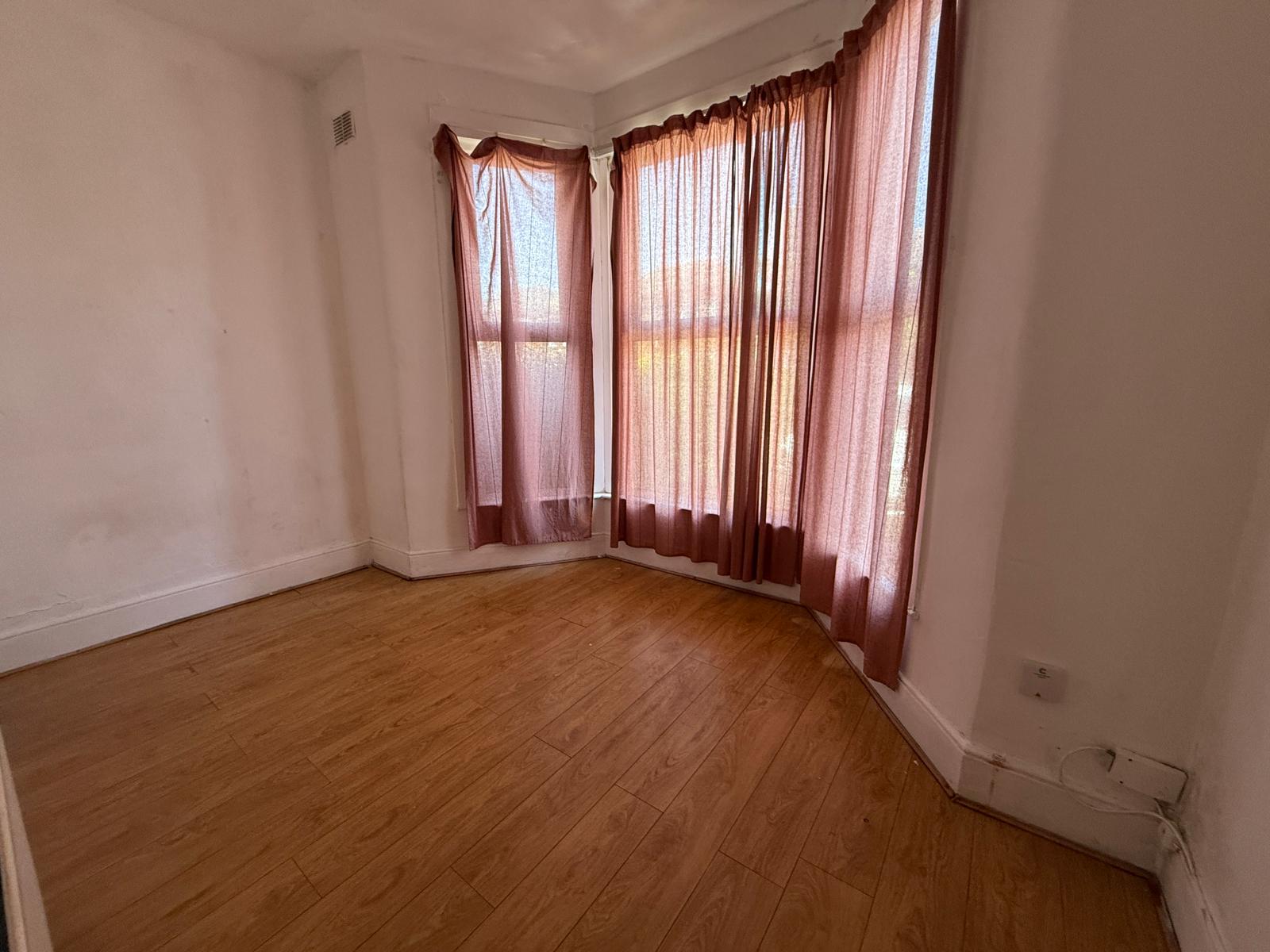 Flat Broomhill Road in Greater London