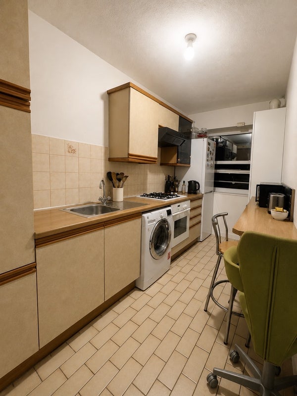 Flat Chapel Way in Greater London