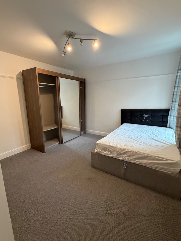Room Ockley Road in Greater London