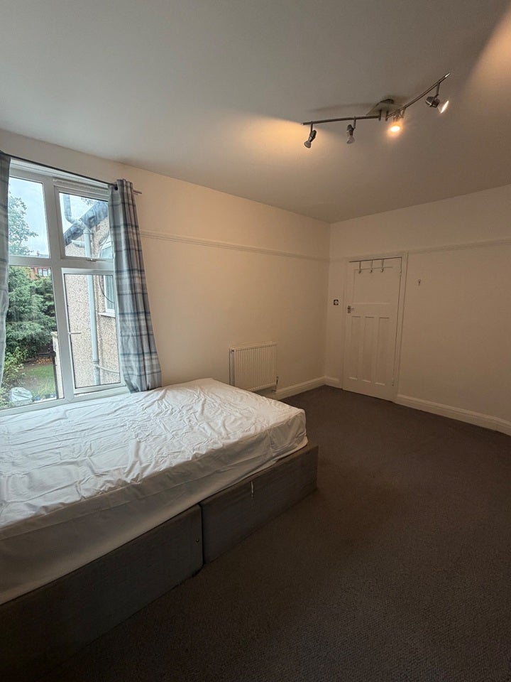 Room Ockley Road in Greater London