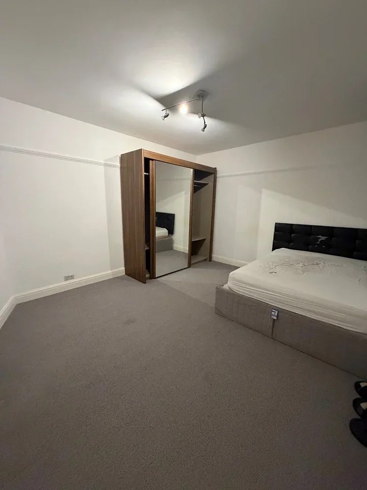 Room Ockley Road in Greater London