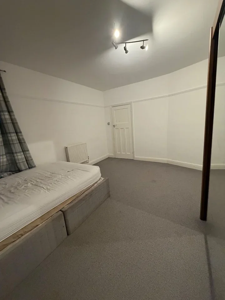 Room Ockley Road in Greater London