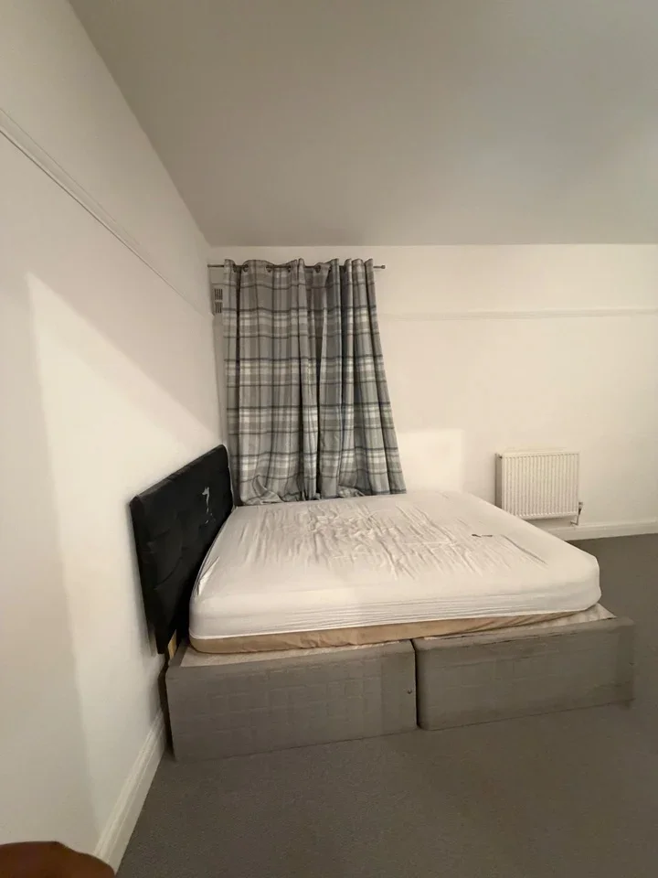 Room Ockley Road in Greater London