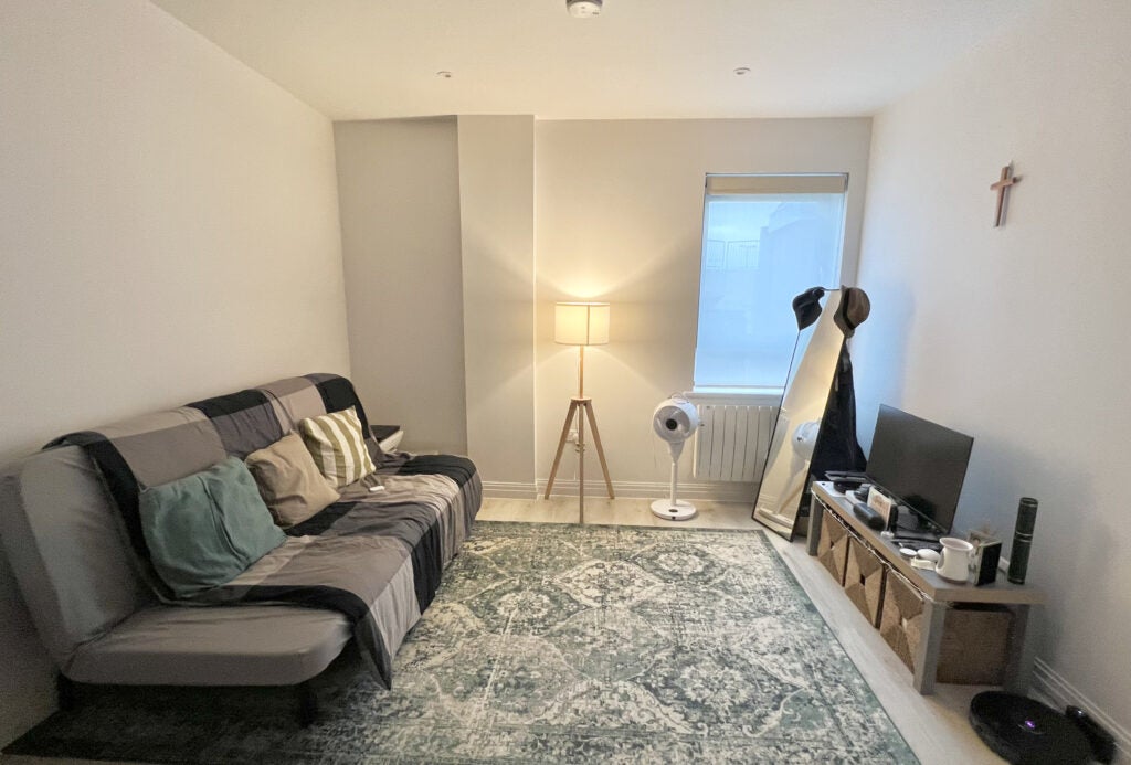 Flat Pembroke Broadway in Surrey Heath