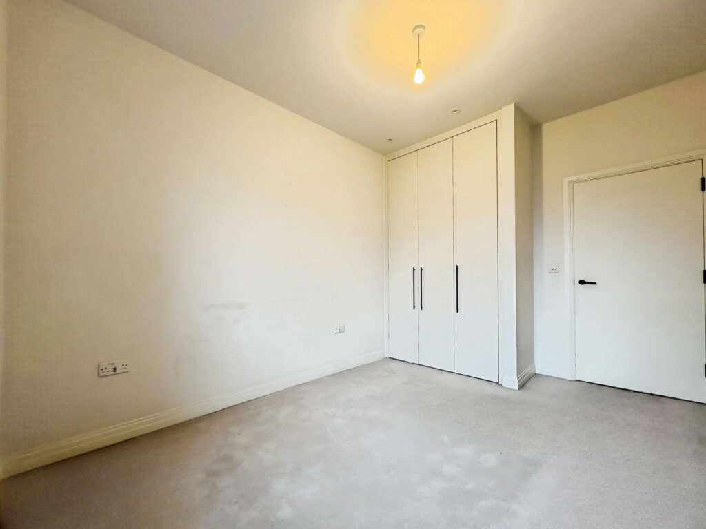 Flat Pembroke Broadway in Surrey Heath