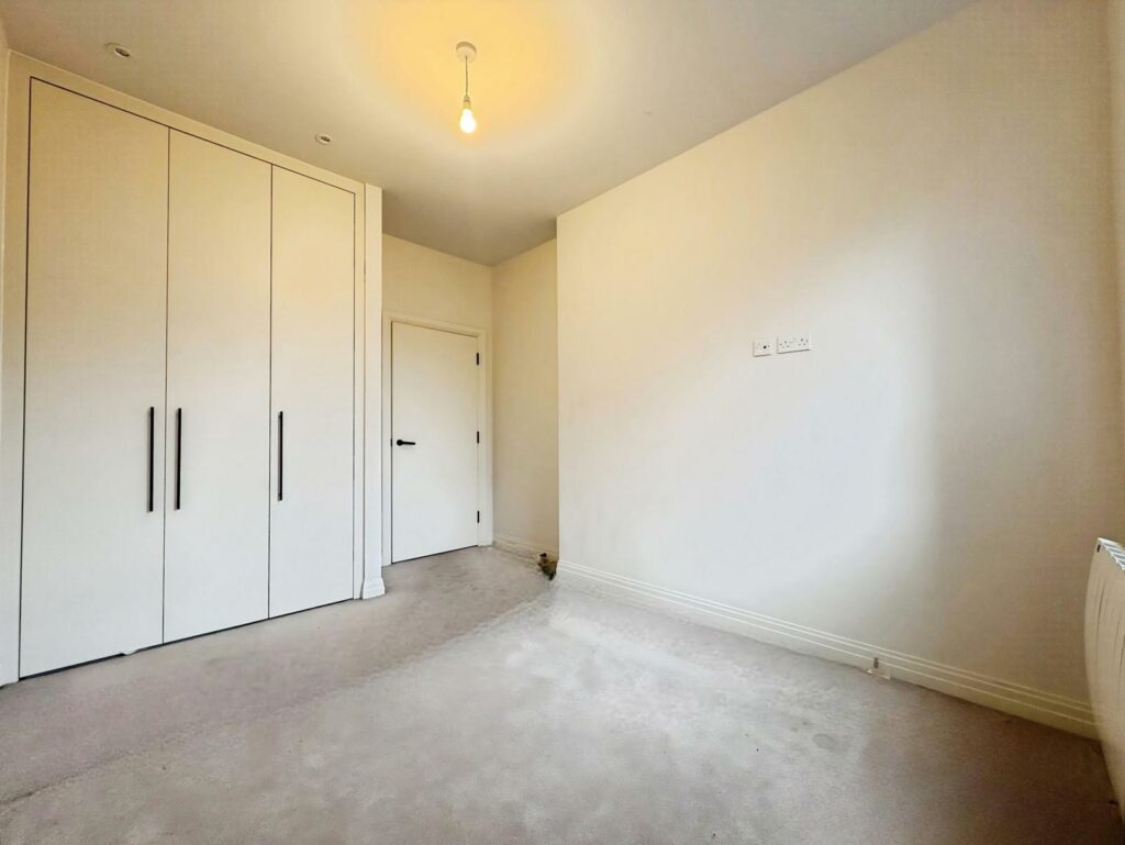 Flat Pembroke Broadway in Surrey Heath