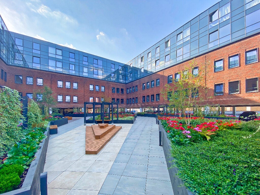 Flat Pembroke Broadway in Surrey Heath