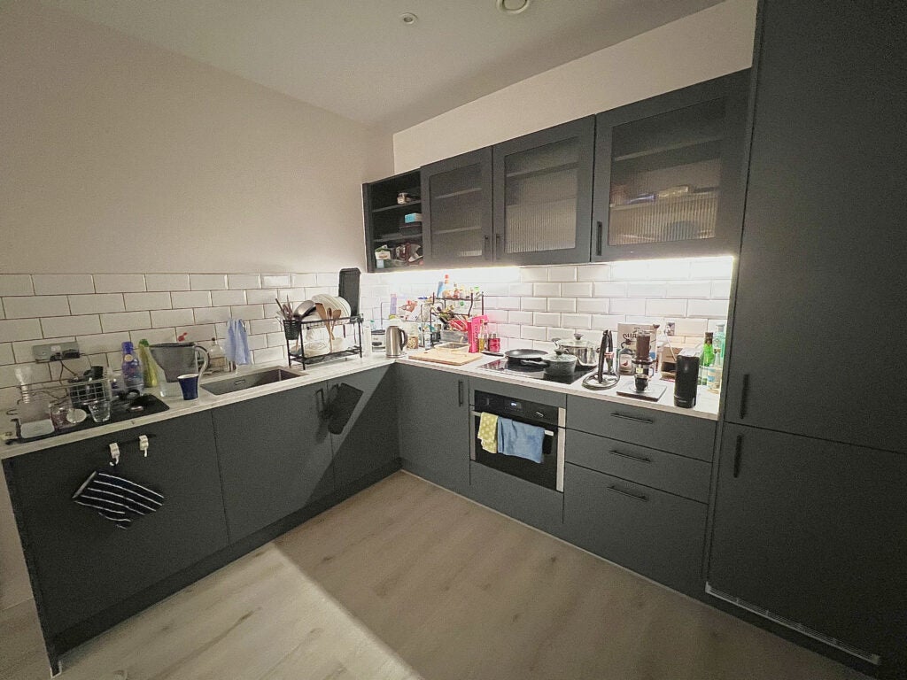 Flat Pembroke Broadway in Surrey Heath