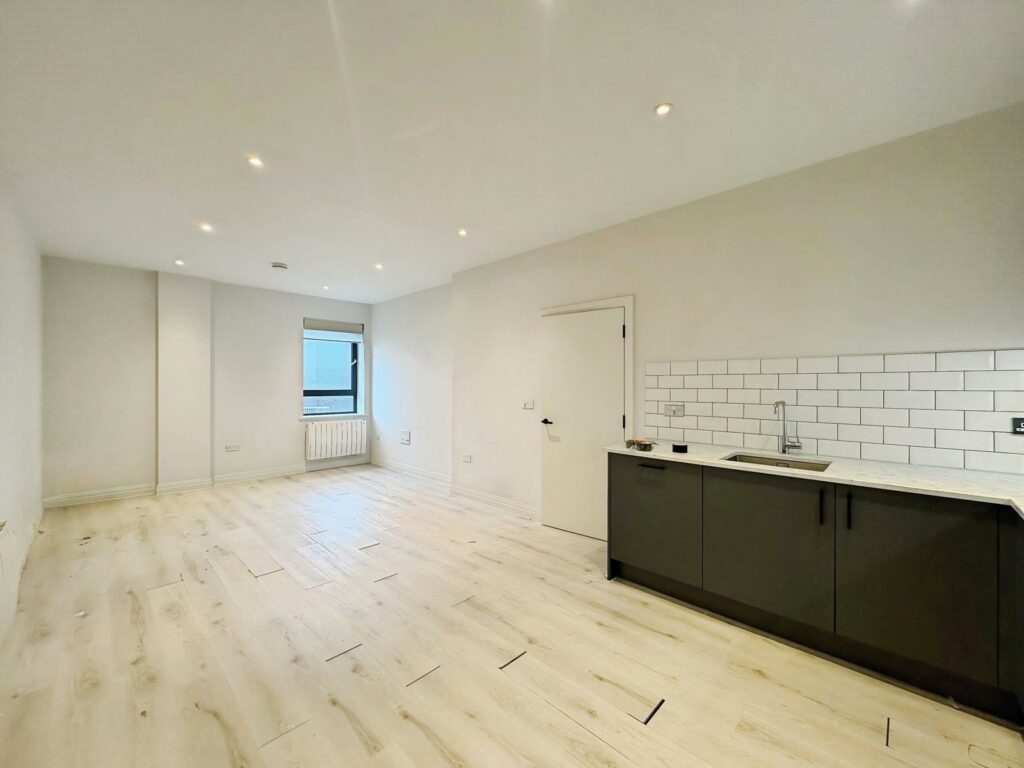 Flat Pembroke Broadway in Surrey Heath