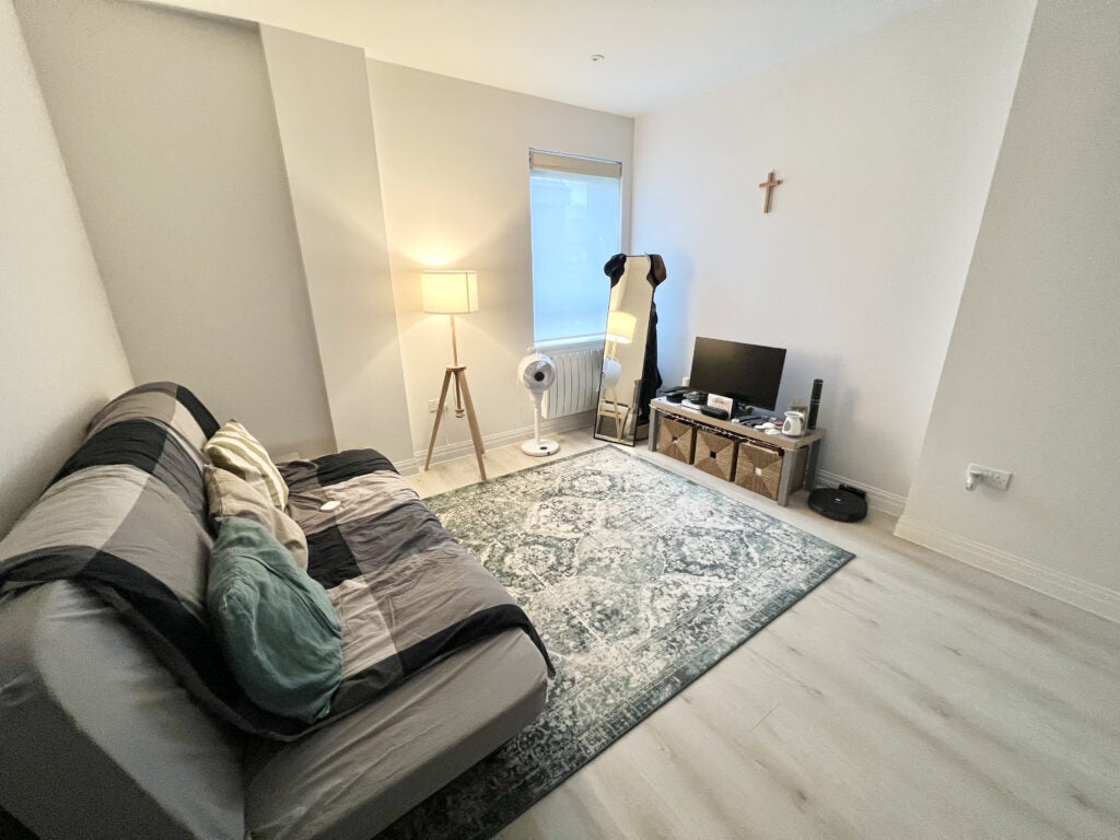 Flat Pembroke Broadway in Surrey Heath