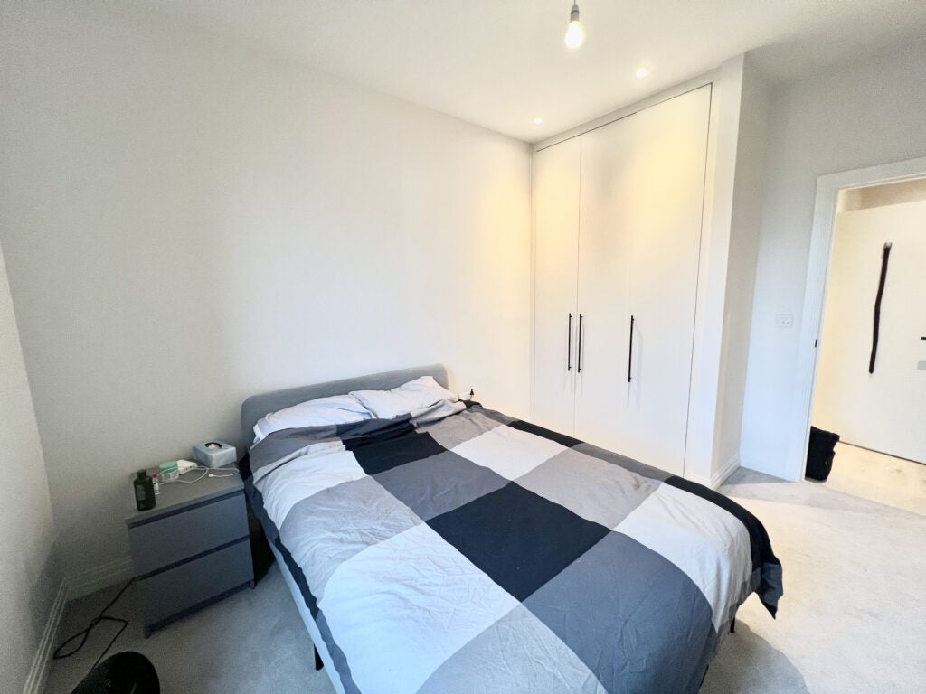 Flat Pembroke Broadway in Surrey Heath